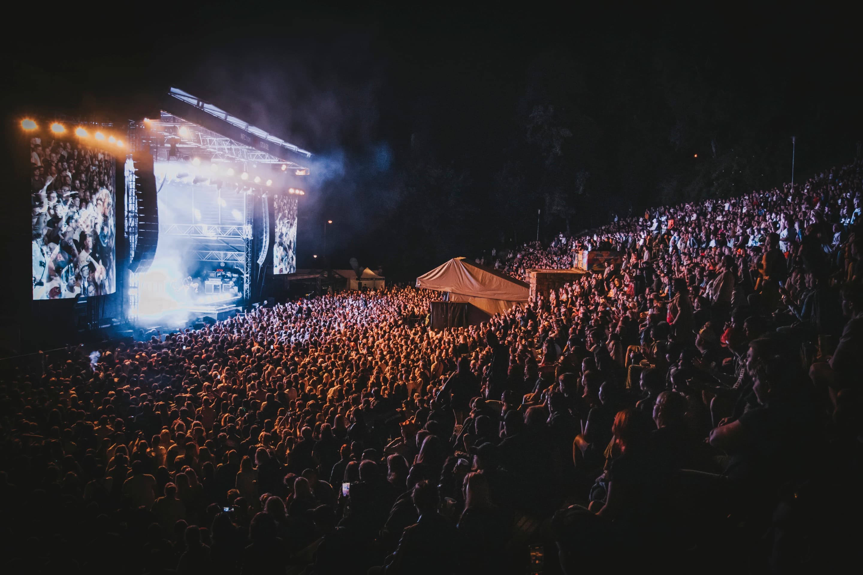 The packed Jihlava Amphitheatre during Vysočina Fest